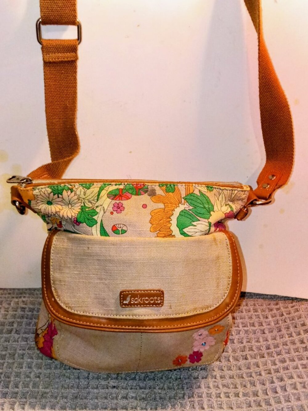 BEAUTIFUL WOMENS COLORFUL FLORAL SAKROOTS LARGE CROSSBODY BAG